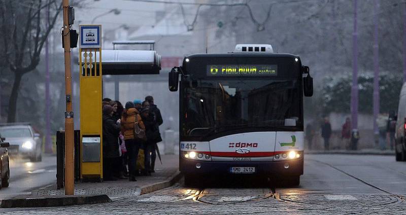 Náhradní autobusy na tramvajových linkách vyřazených z provozu kvůli námraze na trolejích