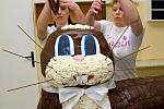 Obří velikonoční zajíc z cukrárny v Chomoutově u Olomouce