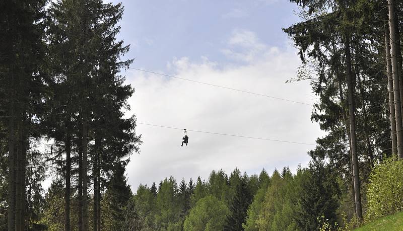 Lanový skluz zipline přes Šumenské údolí ve Sport areálu Klíny v Krušných horách