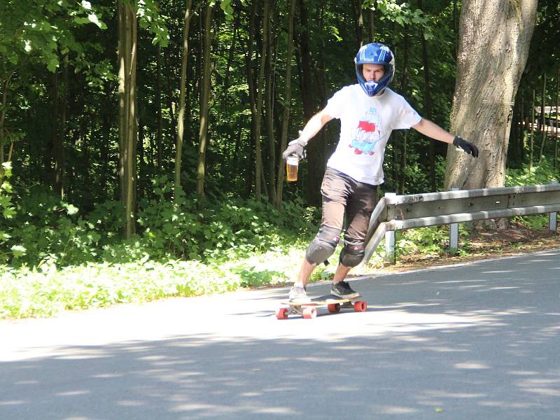 Sjezd Ecce Homo na longboardech