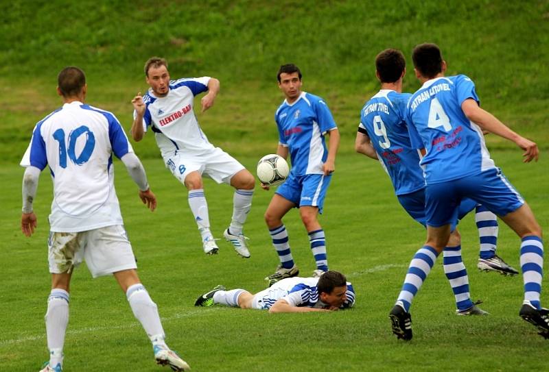 FC Dolany (v bílém) vs. Tatran Litovel