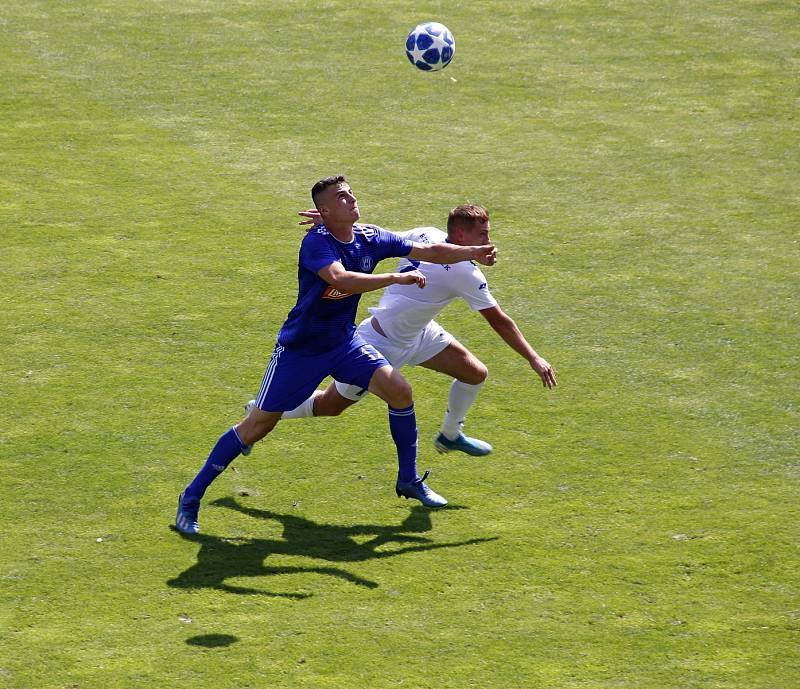 Fotbalisté Sigmy B (v modrém) prohráli s Frýdkem-Místkem 0:2.