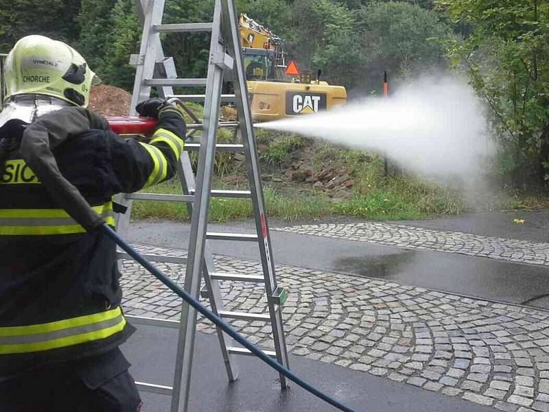 Hasiči zasahují při havárii plynového potrubí v Hlubočkách