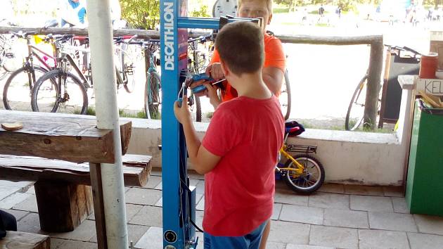 Novinkou letošní sezony na Poděbradech je "opravna" kol. Cyklista zavěsí kolo na stojan a po ruce má kompletní nářadí, včetně pumpičky.