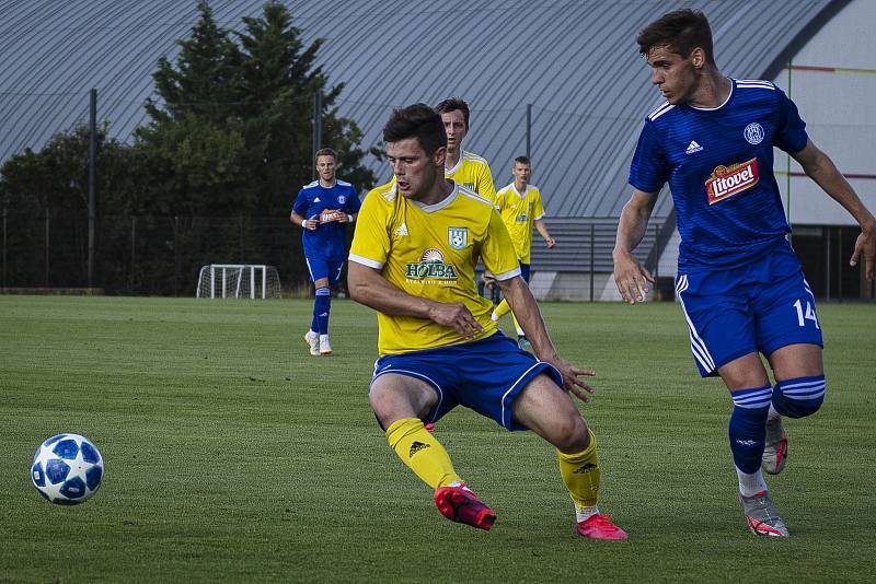 Béčko Sigmy Olomouc (v modrém) v přípravě porazilo Šumperk 4:0.