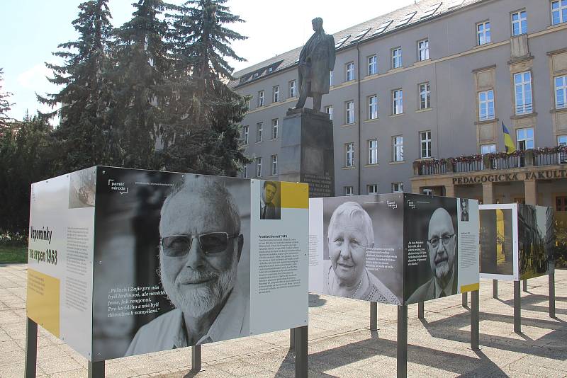 Výstava je k vidění před budovou pedagogické fakulty na Žižkově náměstí v Olomouci.