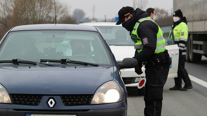 Policisté hlídají dodržování nových nařízení u Horní Moštěnice. 1. března 2021