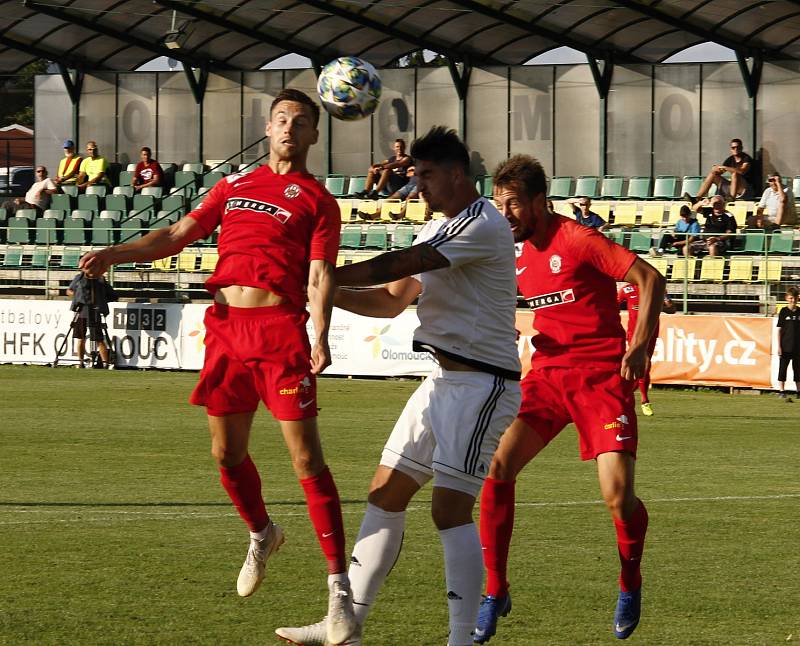 Fotbalisté HFK Olomouc (v bílém) prohráli v 1. kole MOL Cupu se Zbrojovkou Brno 0:3.