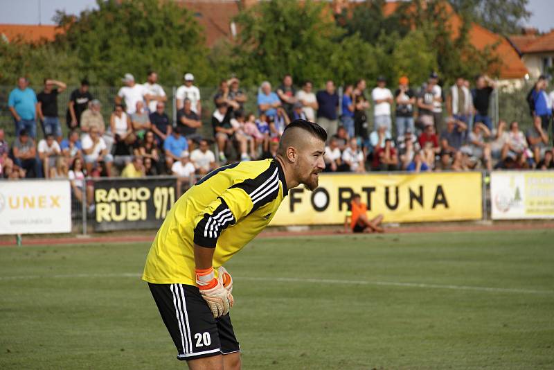 Baník (v bílém) porazil ve 2. kole MOL Cupu Uničov na jeho hřišti 2:0.