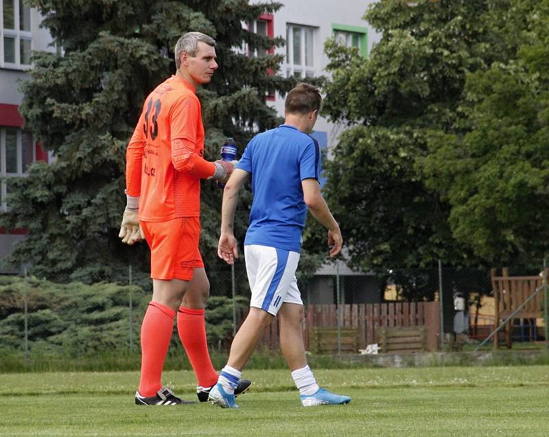 Fotbalisté Sigmy Lutín (v modrém) remizovali s Viktorií Přerov 1:1.