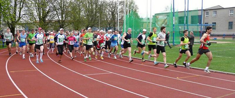 Start Hanáckého půlmaratonu na atletické ráze Lokomotivy Olomouc