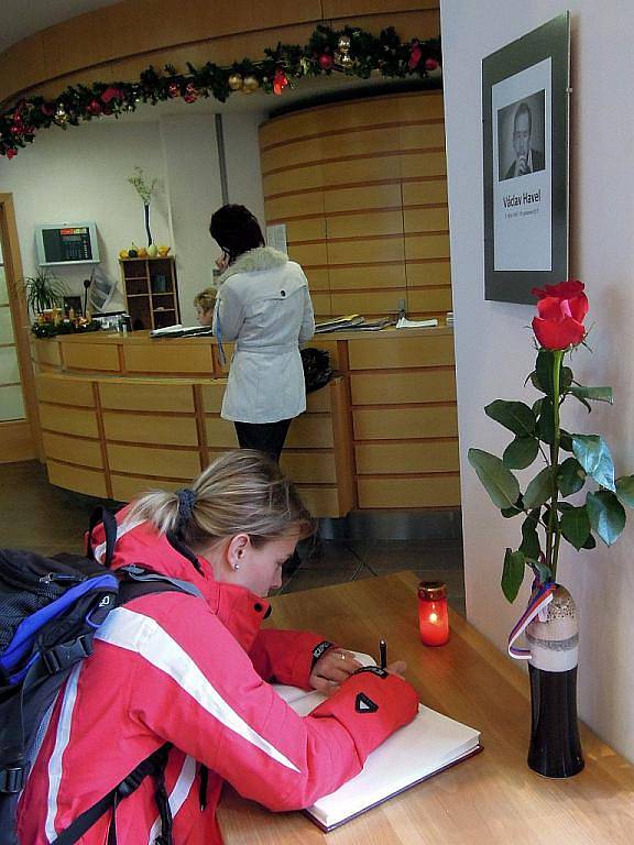 Občané podepisují kondolenční knihu na krajském úřadě v Olomouci