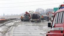 Odklízení následků hromadné nehody na D1 u Hranic. 3. dubna 2013