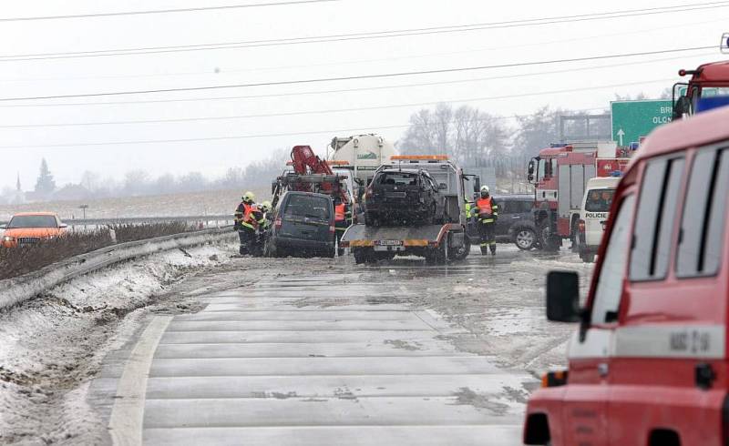 Odklízení následků hromadné nehody na D1 u Hranic. 3. dubna 2013