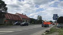 Na jeden jízdní pruh je v Olomouci -Týnečku kvůli stavbě přechodu s ostrůvkem zúžen hlavní tah na Opavu. Pro směr na Šternberk je stanovena objížďka přes Samotišky a Tovéř.