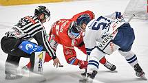 Předkolo play off hokejové extraligy - 4. zápas: HC Olomouc - HC Vítkovice Ridera, 15. března 2022 v Olomouci. (zleva) David Krejčí z Olomouce a Jan Hruška z Vítkovic.