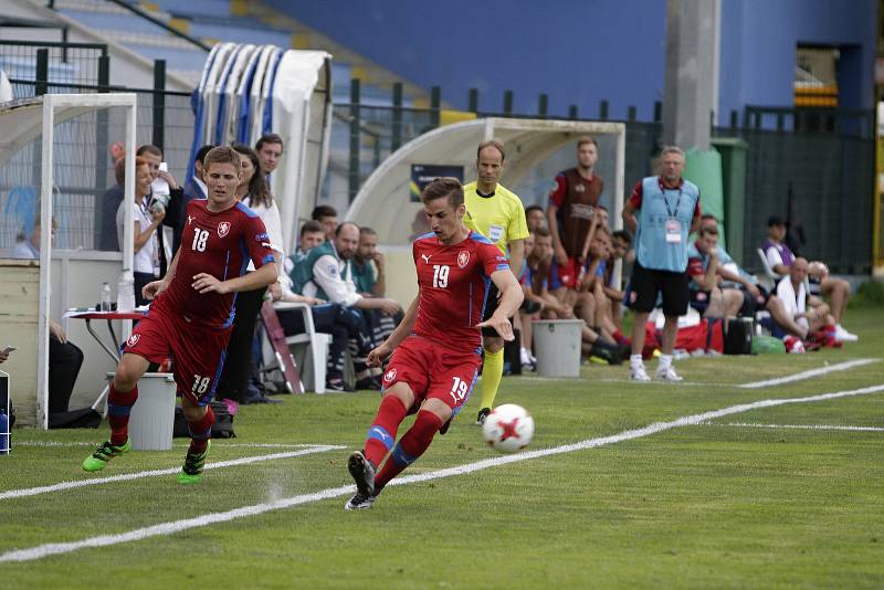 Tým amatérské fotbalové reprezentace z Olomouckého kraje (v červeném) podlehl regionu Jižního Ruska 1:2