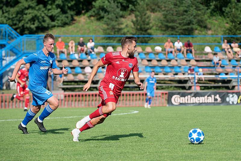 Fotbalisté Sigmy Olomouc (v červeném) v premiérovém utkání přípravy na hřišti Otrokovic