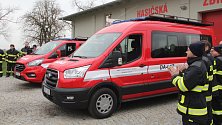 Slavnostní předání vozů dobrovolným hasičům z Droždína a Holice.