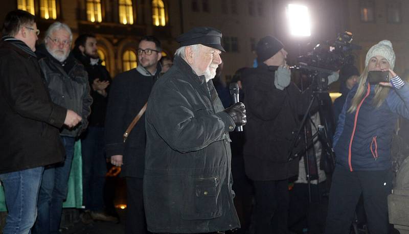 Demostrace proti zvolení Zdeňka Ondráčka z KSČM předsedou komise pro dohled nad GIBS na olomouckém Horním náměstí