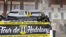 Fotbalisté Hodolan (v pruhovaném) porazili Novou Hradečnou 8:0.