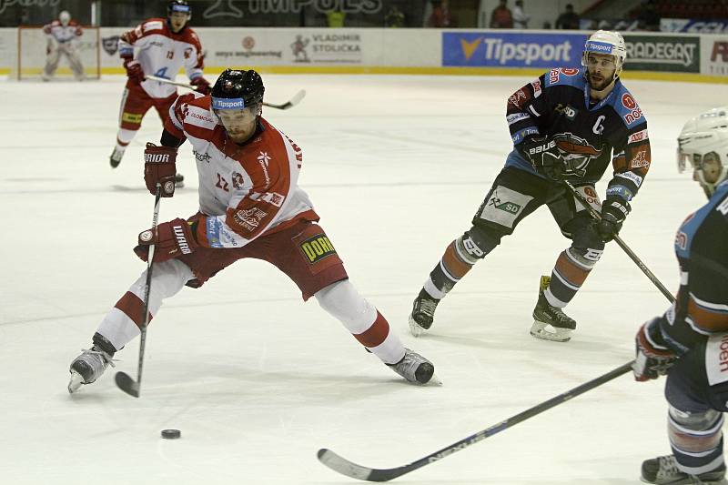 Olomoučtí hokejisté (v bílém) porazili Chomutov 1:0. Jan Jaroměřský.