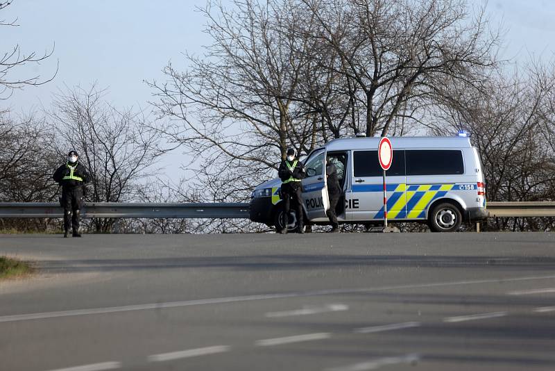 Policisté střeží vjezd do uzavřené Litovle, 16. března 2020
