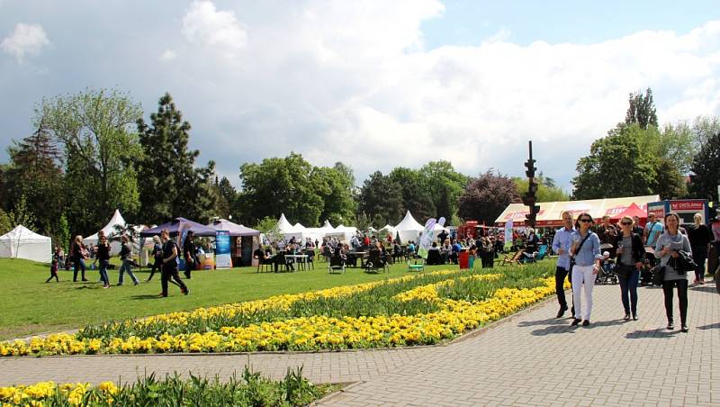 Stovky lidí zaplnily v sobotu Smetanovy sady Výstaviště Flora Olomouc. Přilákal je tam už druhý ročník dobrého jídla a pití Garden Food Festival.