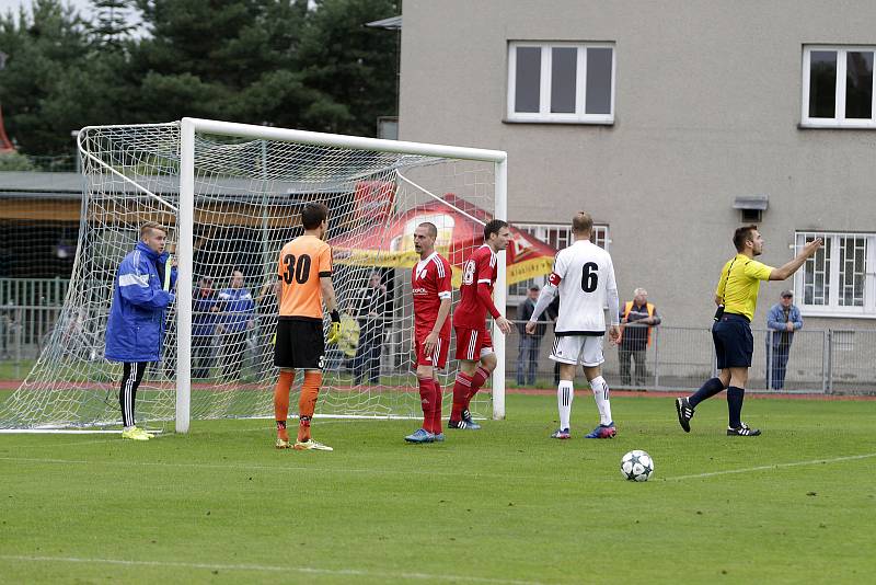 Fotbalisté Uničova porazili 1. HFK Olomouc (v bílém) 3:1