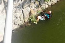 K muži, kterému ve středu hrozilo utopení  v řece Moravě, přispěchal jako první na pomoc psovod olomoucké policie Jaroslav Vávra (vpravo). Spustil se k němu na laně, přivázal jej ke břehu a čtvrt hodiny společně čekali na hasiče