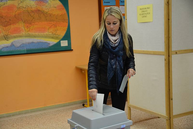 Volební sobota v Předmostí - největší místní části Přerova.  V budově Základní školy J. A. Komenského je hned několik okrsků.
