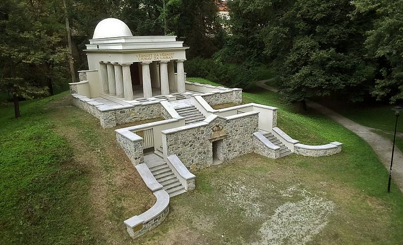 Opravené Jihoslovanské mauzoleum v Bezručových sadech.