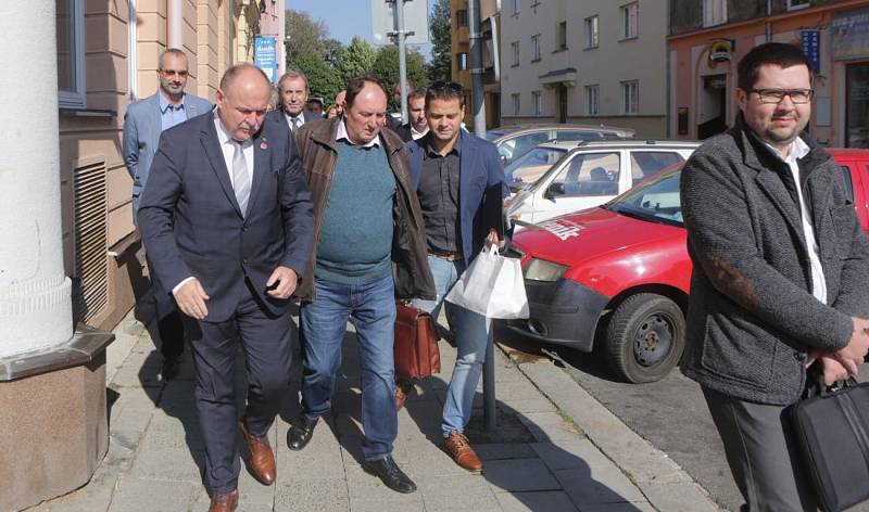 Předvolební autobus Deníku - lídři stran v Olomouckém kraji nasedají u olomoucké tržnice na autobus do Přerova