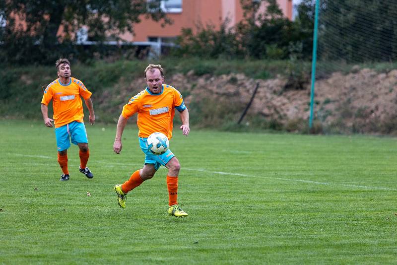 Fotbalisté Hodolan (v pruhovaném) porazili Novou Hradečnou 8:0.