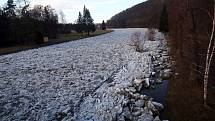 Únor 2012. Ledové kry ucpaly řeku Bečvu v Teplicích nad Bečvou.