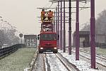 Boj s ledem v Olomouci - středa 3. 12. 2014 - DPMO pracuje na zprovoznění tramvajové trati