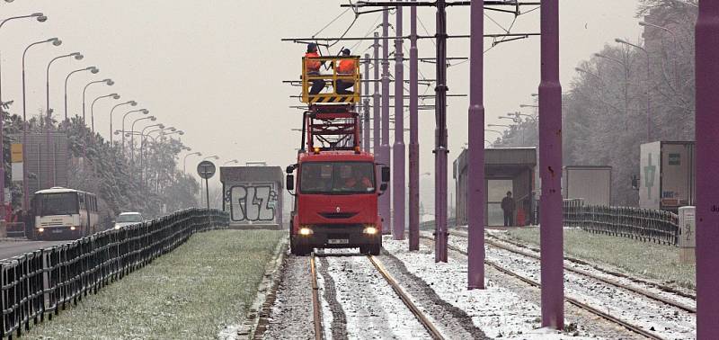 Boj s ledem v Olomouci - středa 3. 12. 2014 - DPMO pracuje na zprovoznění tramvajové trati