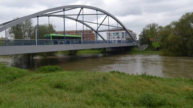 Morava v olomoucké části Černovír, 16. října v poledne