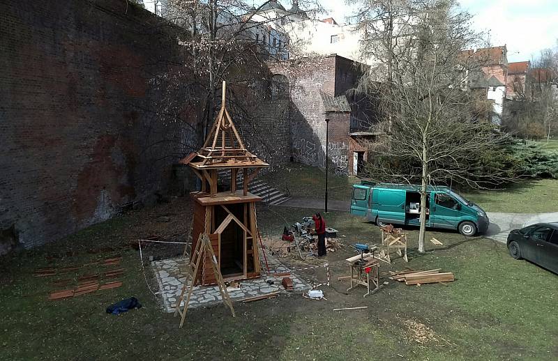 Stavba nové dřevěné zvoničky v Bezručových sadech v Olomouci.