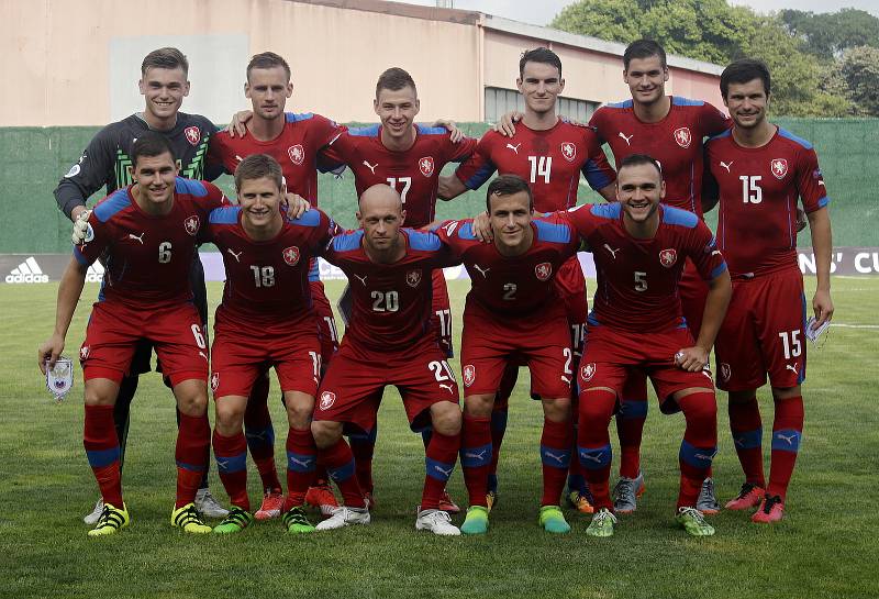 Tým amatérské fotbalové reprezentace z Olomouckého kraje (v červeném) podlehl regionu Jižního Ruska 1:2