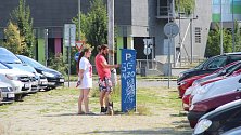 Parkování v Olomouci. Od května se v pěší zóně (zóna A) platí za hodinu parkování sto korun, v centru (zóna B) se za hodinu platí 40 korun.