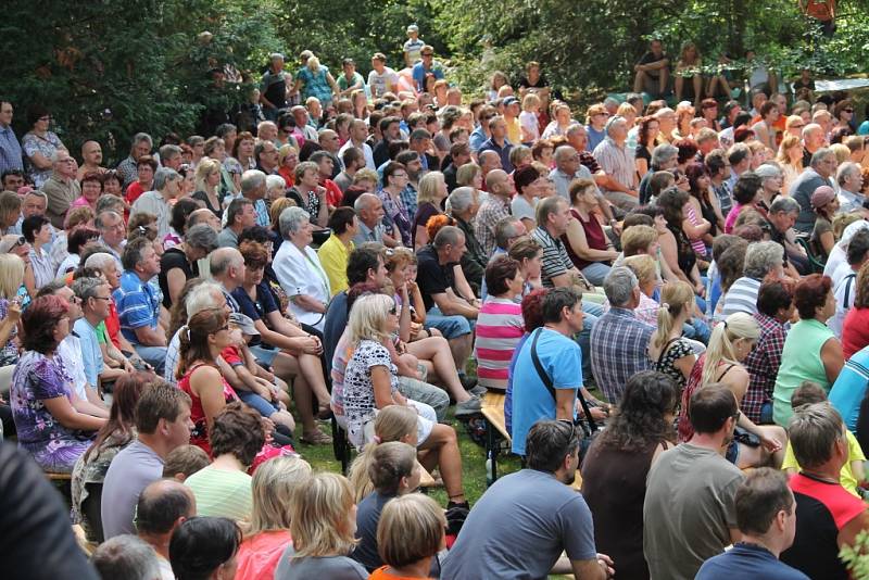 Koncert Wabiho Daňka a Miloše Dvořáčka v arboretu v Bílé Lhotě 