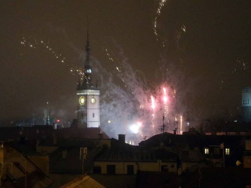 Mlhavé počasí příliš nepřálo Novoročnímu ohňostroji v Olomouci.