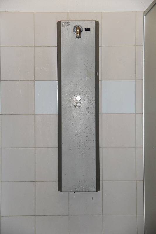Sprchy fungují na žetony.