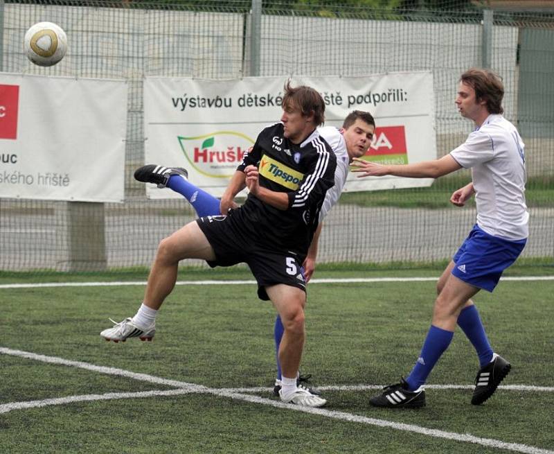 Hokejisté HC Olomouc se s fanoušky utkali na futsalovém turnaji 