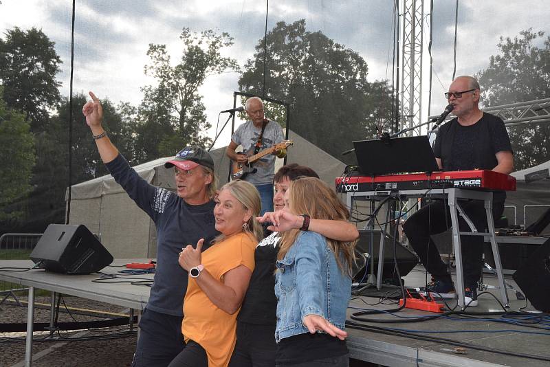 Festival Hanácké Woodstock, který se konal v sobotu odpoledne ve Velké Bystřici, přitáhl davy lidí. Na koncertě Vašo Patejdla se pod pódiem i tančilo.