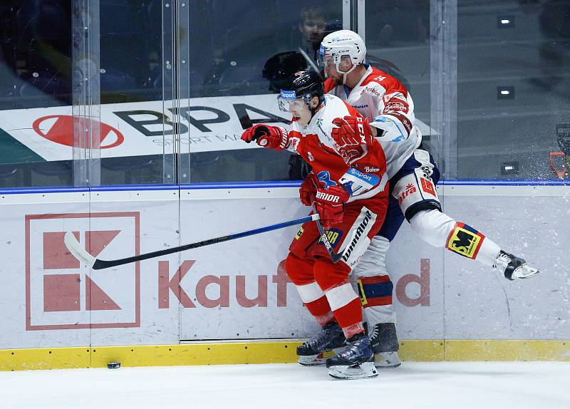 Utkání Tipsport extraligy mezi HC Dynamo Pardubice (v bíločerveném) a HC Olomouc