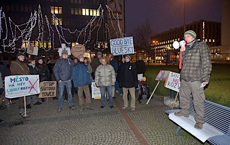 Demonstrace proti Šantovka Tower před krajským úřadem v Olomouci