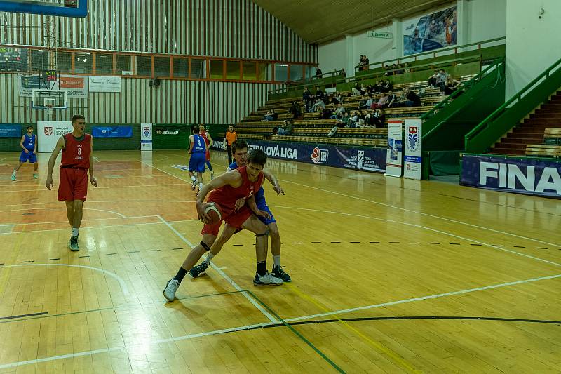 Zápas Final Four Univerzitní basketbalové ligy mezi UP Olomouc a UK Praha