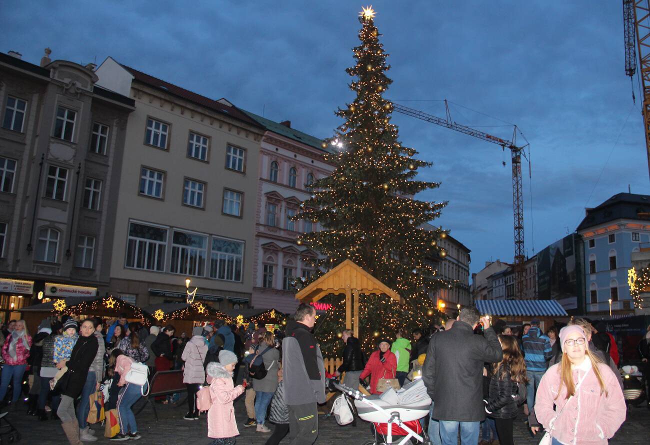 Na vánočních trzích v Olomouci se rozjelo i ruské kolo. Takto vypadaly o  víkendu - Olomoucký deník